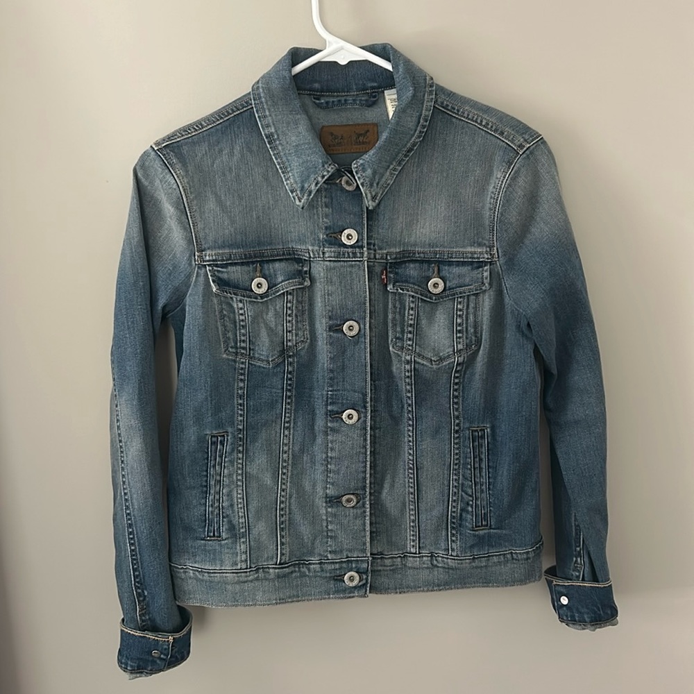 LEVIS Jean Jacket Size Medium